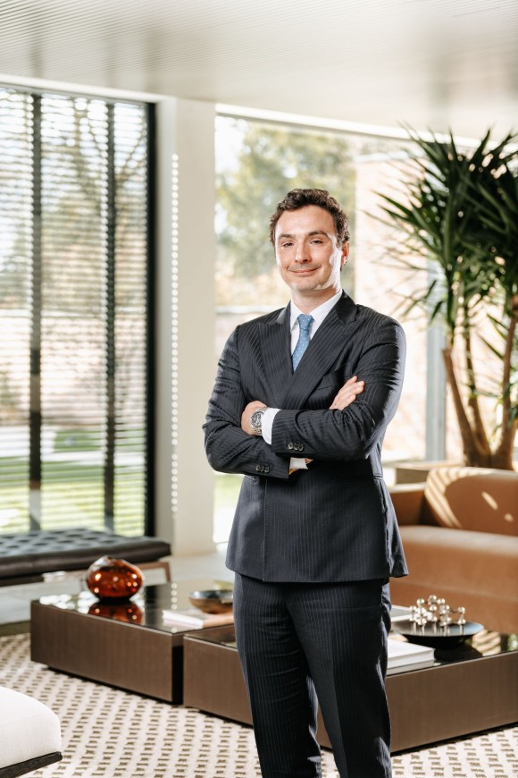 Portret van notaris Emiel De Deken in het nieuwe kantoor van Lato Notarissen