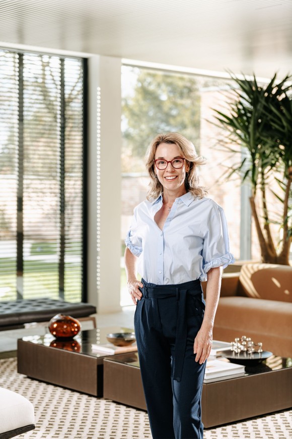 Portret van Marie Neut, medewerker van Lato Notarissen